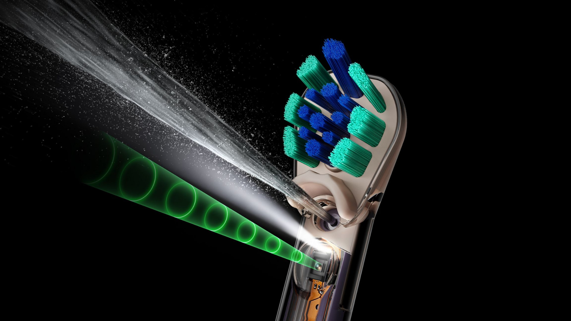 Gros plan sur la brossette et le micro-jet ciblé de la Dyson CameraJet™