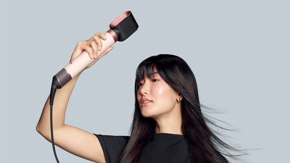 Coiffage lisse réalisé avec le Dyson Airwrap Co-anda2x™